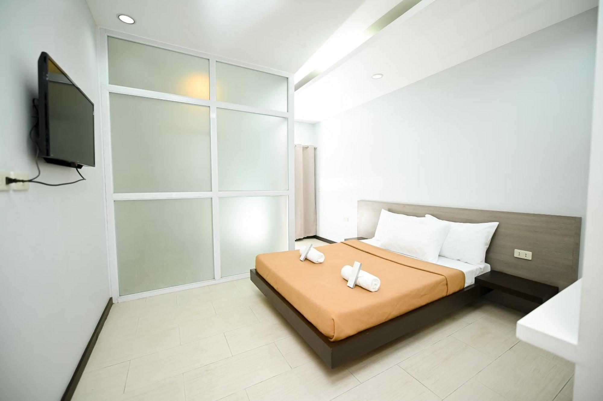 Blue Harbor Hotel Calapan Exterior foto