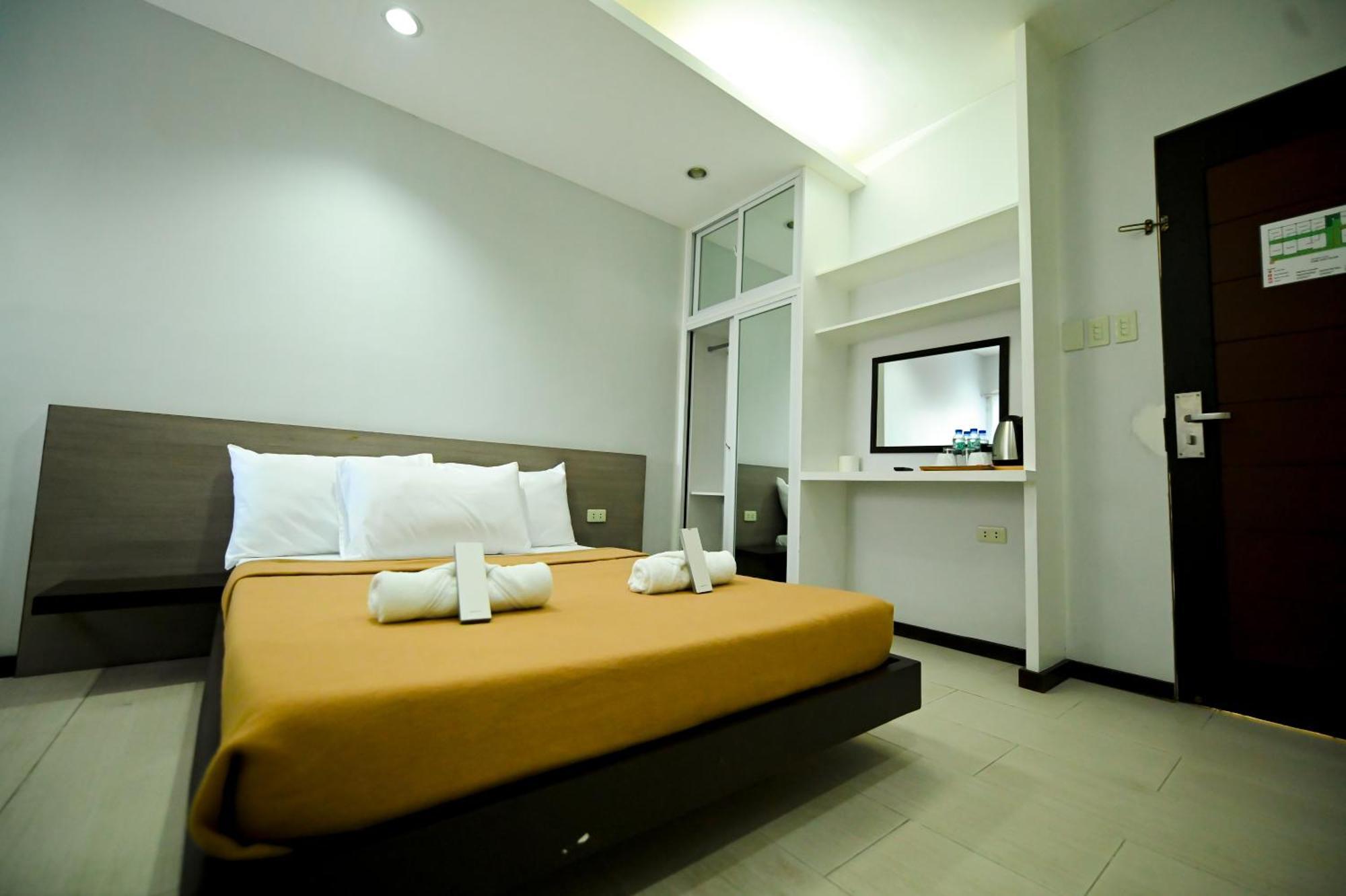 Blue Harbor Hotel Calapan Exterior foto