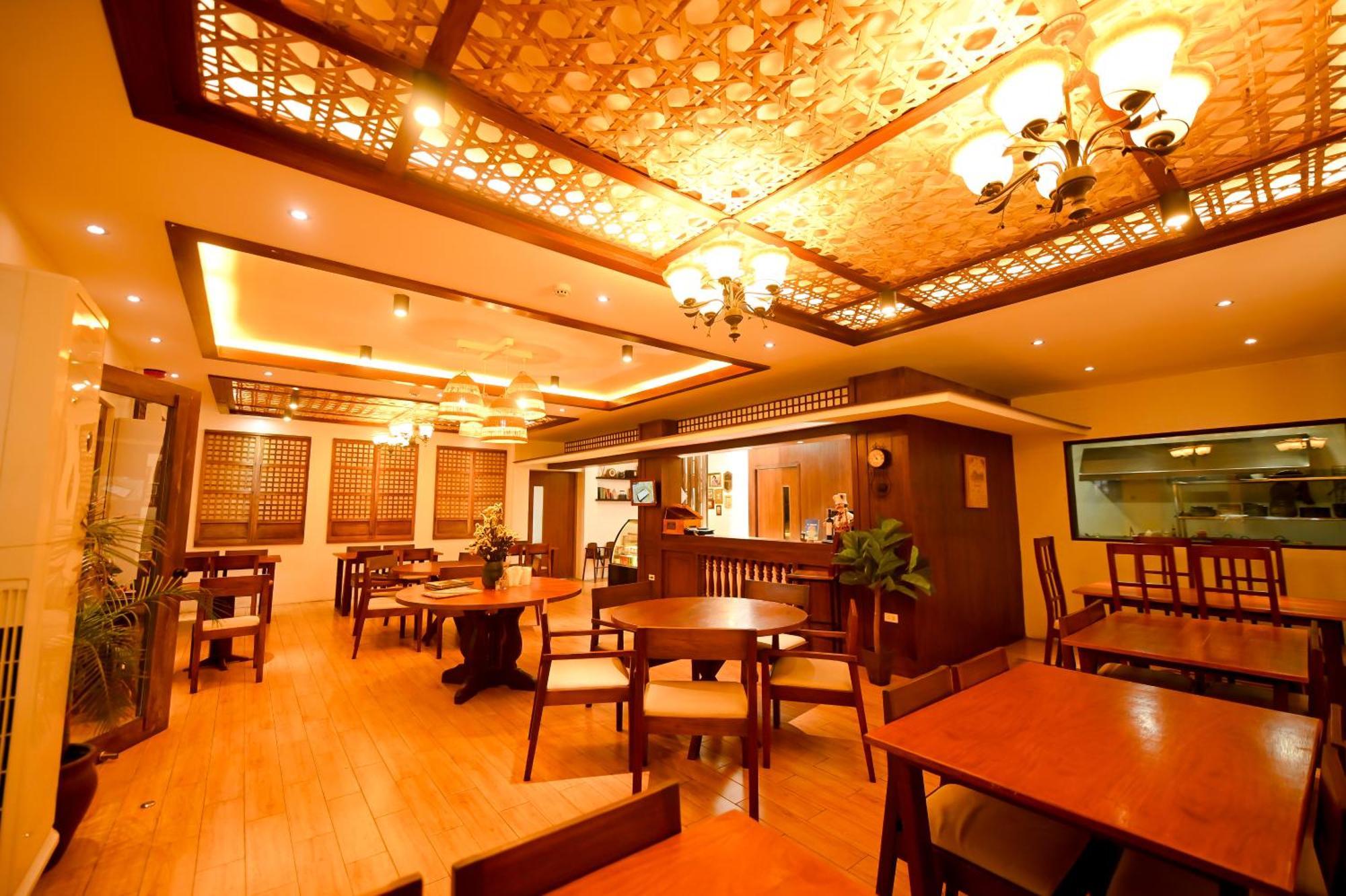 Blue Harbor Hotel Calapan Exterior foto