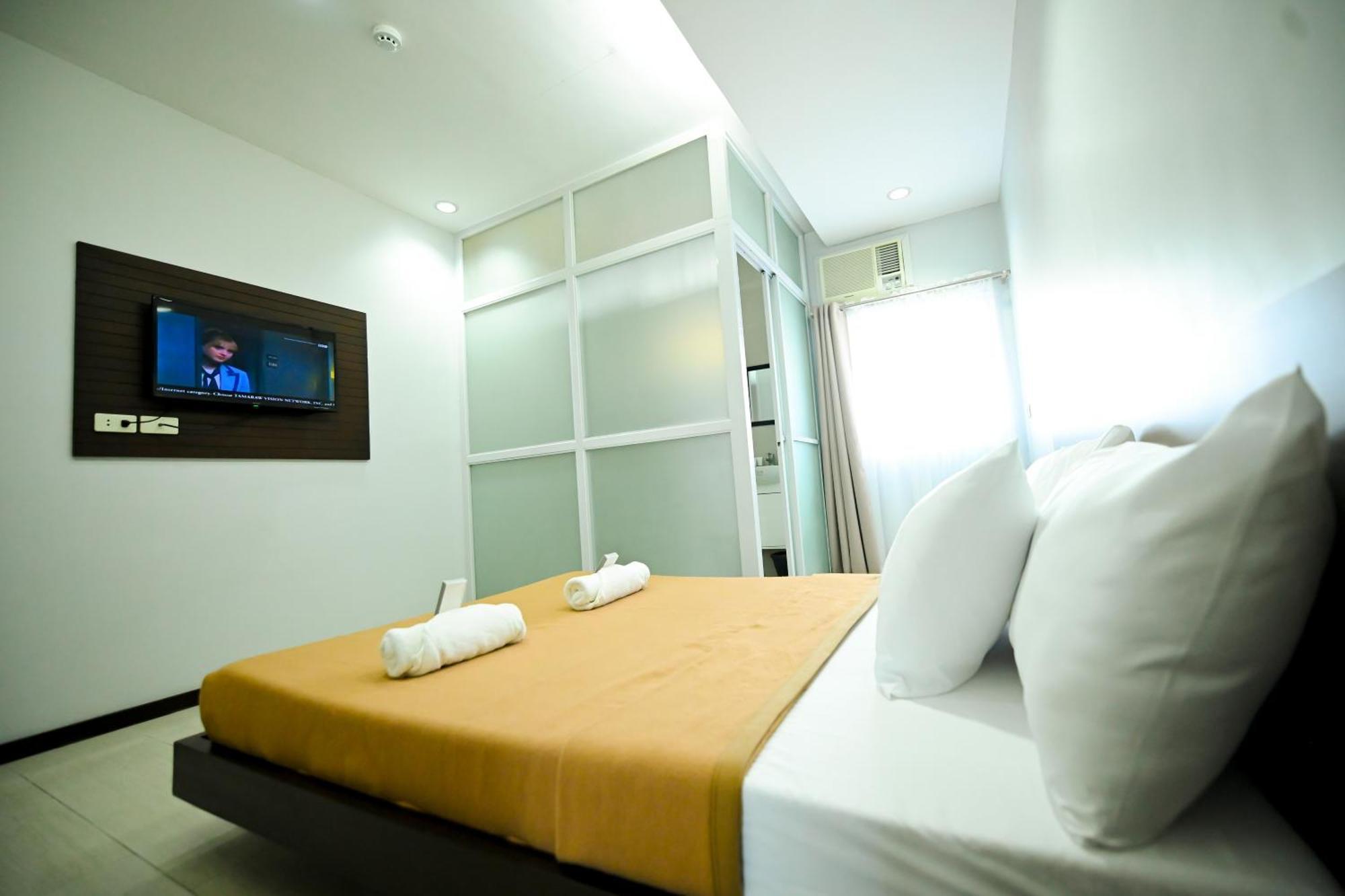 Blue Harbor Hotel Calapan Exterior foto