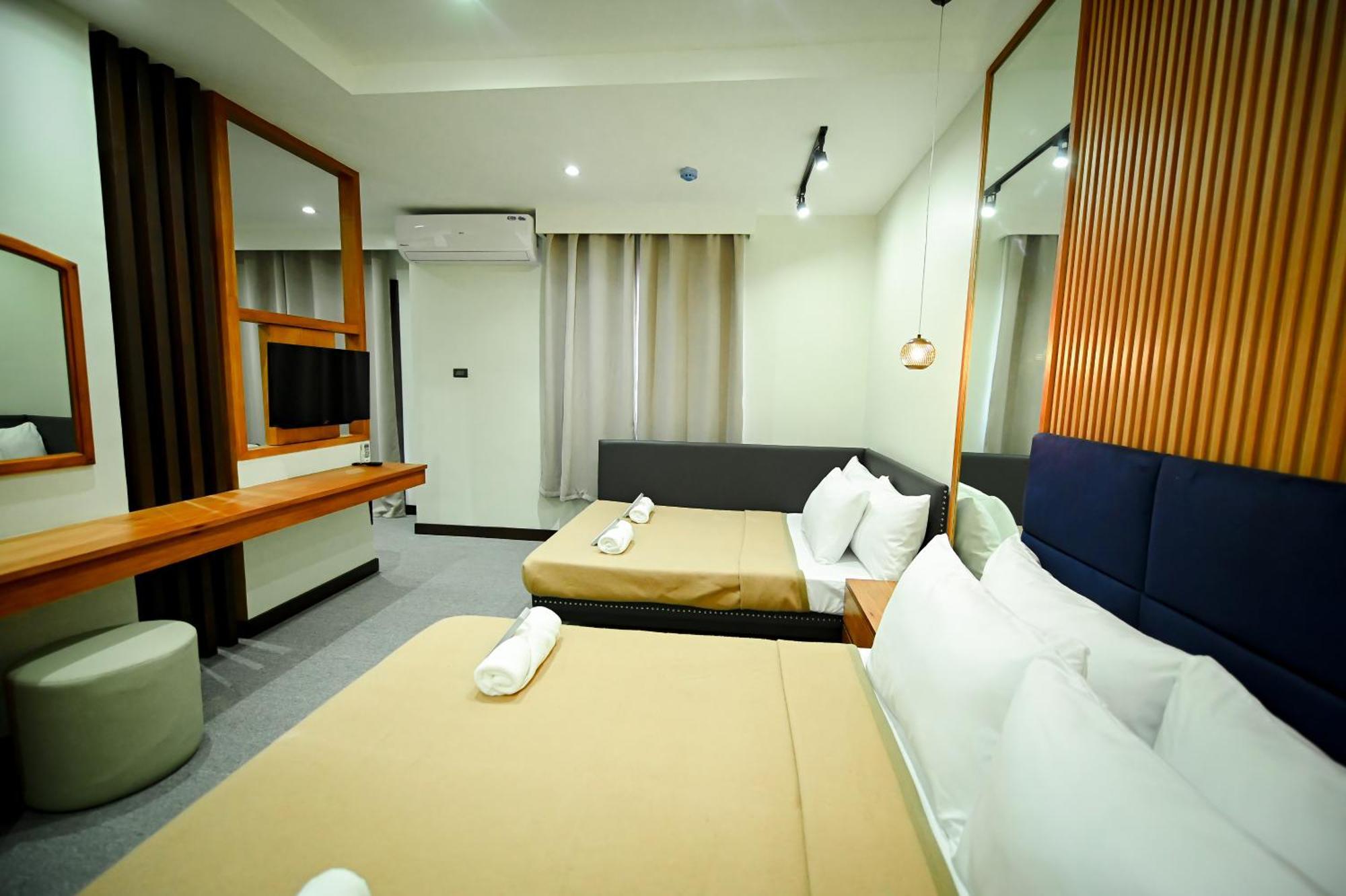 Blue Harbor Hotel Calapan Exterior foto