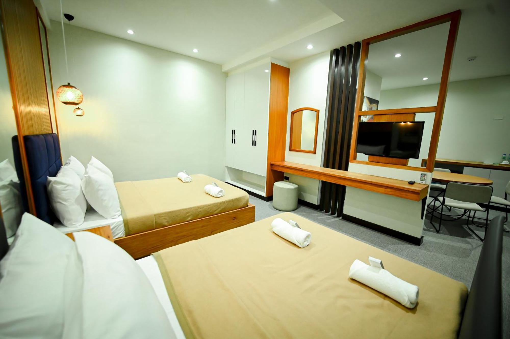 Blue Harbor Hotel Calapan Exterior foto